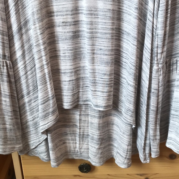 a.n.a Bell Sleeve Cut Out Heathered Gray Top Size Large - Picture 3 of 7